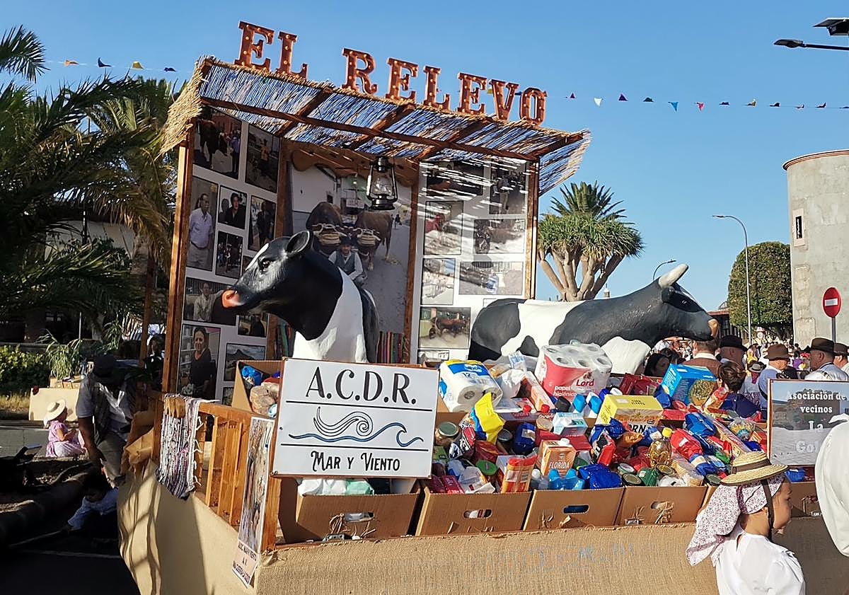 Imagen principal - El folclore y la tradición toman las calles de Agüimes por la Romería del Rosario