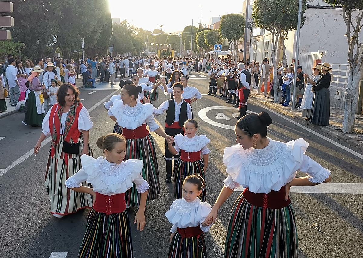 Imagen secundaria 1 - El folclore y la tradición toman las calles de Agüimes por la Romería del Rosario