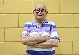 Juan Cordero posa en el barrio de La Feria, donde sus raíces se aferraron a la tierra en 1971.