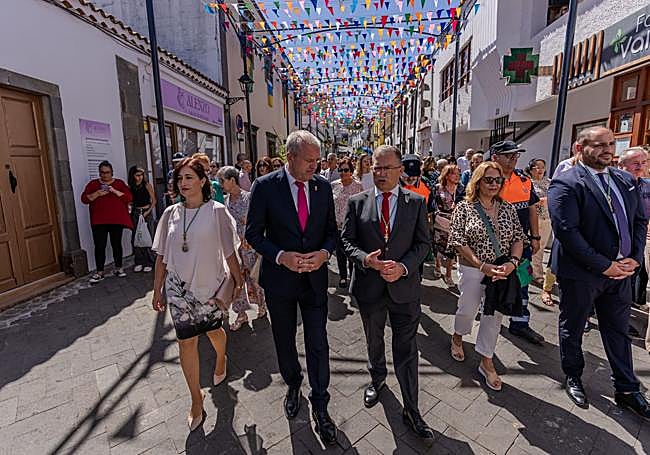 El alcalde de Valleseco, José Luis Rodríguez (con gafas), estuvo acompañado por el de Teror.