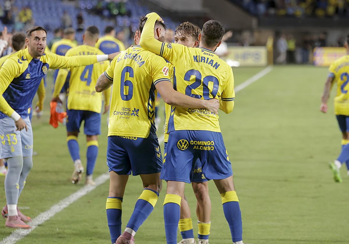 Sergio Barcia y Kirian Rodríguez se abrazan después del gol del gallego.
