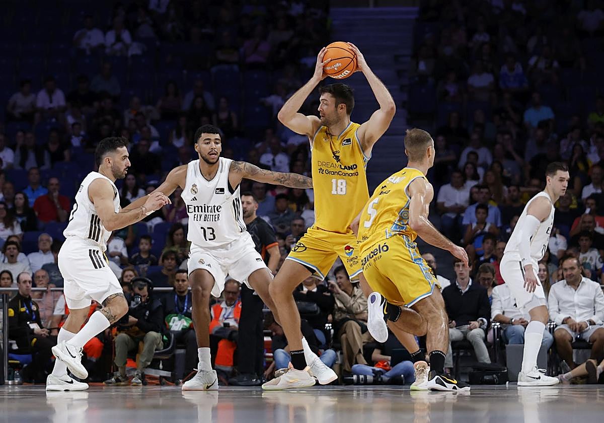 Tobey intenta progresar en la zona blanca. No tuvo suerte en este encuentro el norteamericano con pasaporte esloveno.