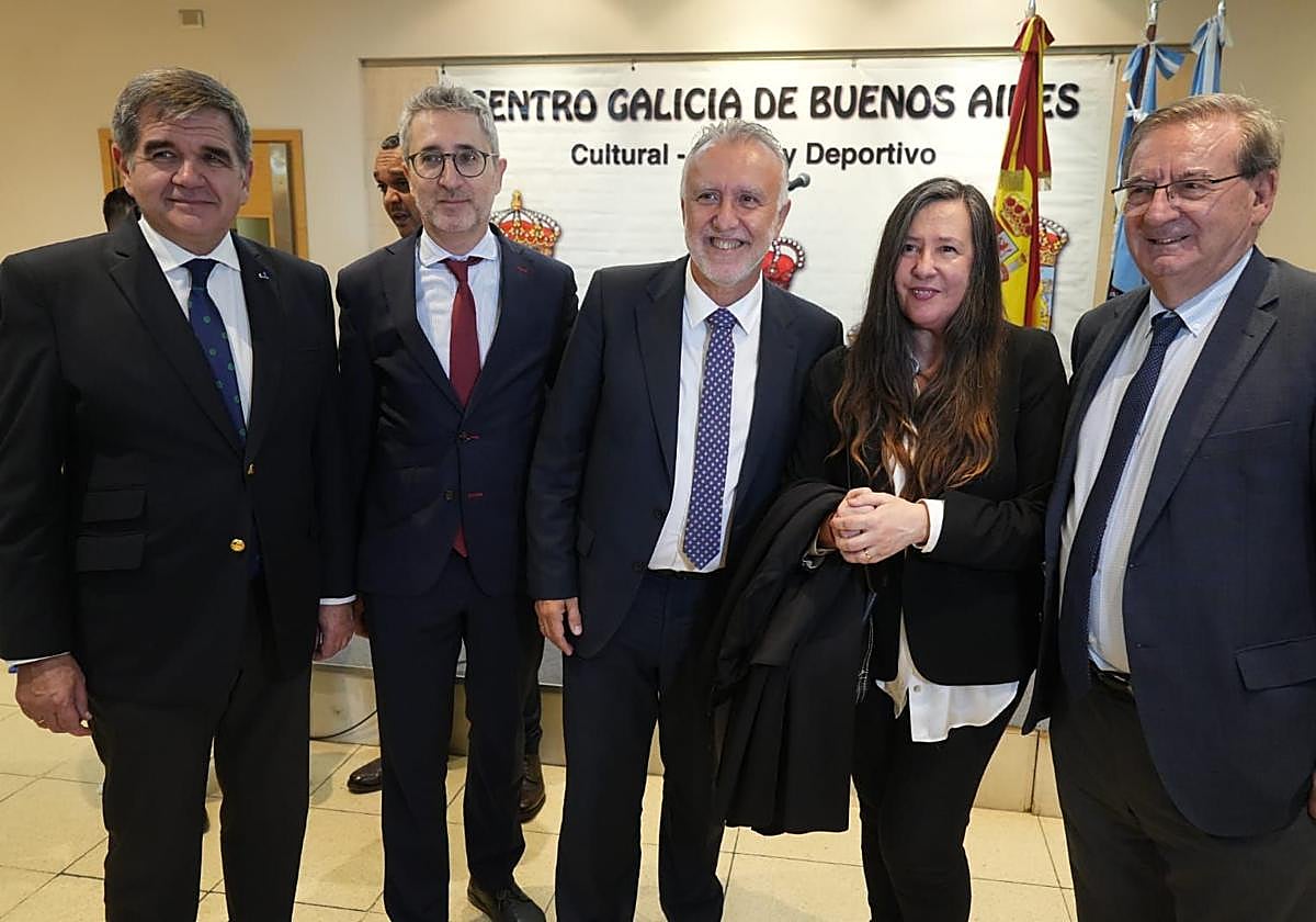 El ministro Ángel Víctor Torres, durante el encuentro en la Casa de Galicia en Buenos Aires.