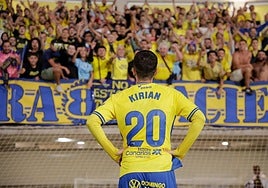 Kirian observando la alegría de su afición por la vuelta a los terrenos.