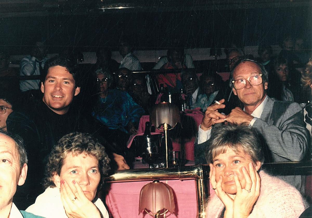 Imagen principal - 1. A la izquierda, el actor David Hasselhoff como espectador de la sala | 2. Hasta elefantes hubo en los espectáculos de la sala Scala Gran Canaria. | 3. Una pareja en el escenario de la sala.