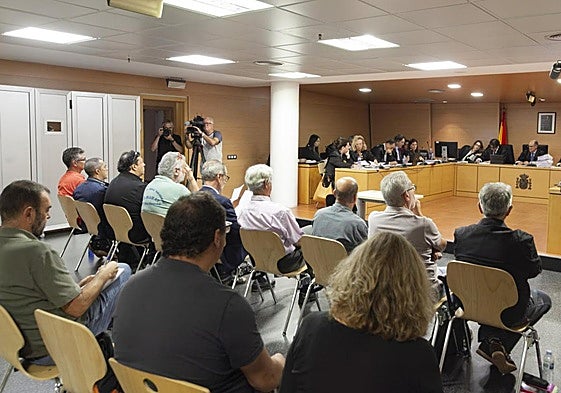 Encausados, nueve frente a los magistrados y el décimo entre los letrados.