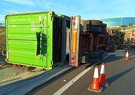 Así quedó el camión tras el vuelco.