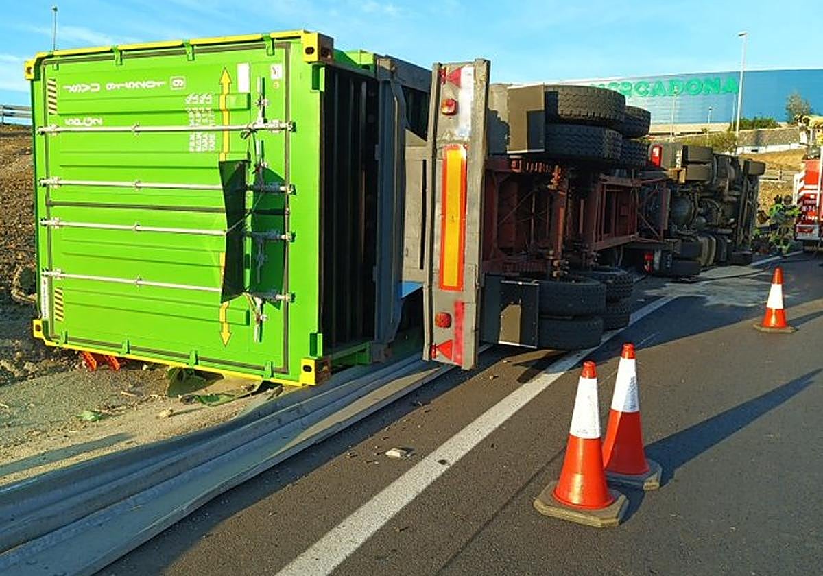 Así quedó el camión tras el vuelco.