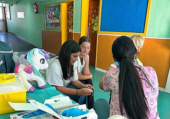 Una enfermera escolar vacuna a un pequeño en el colegio de Agüimes.