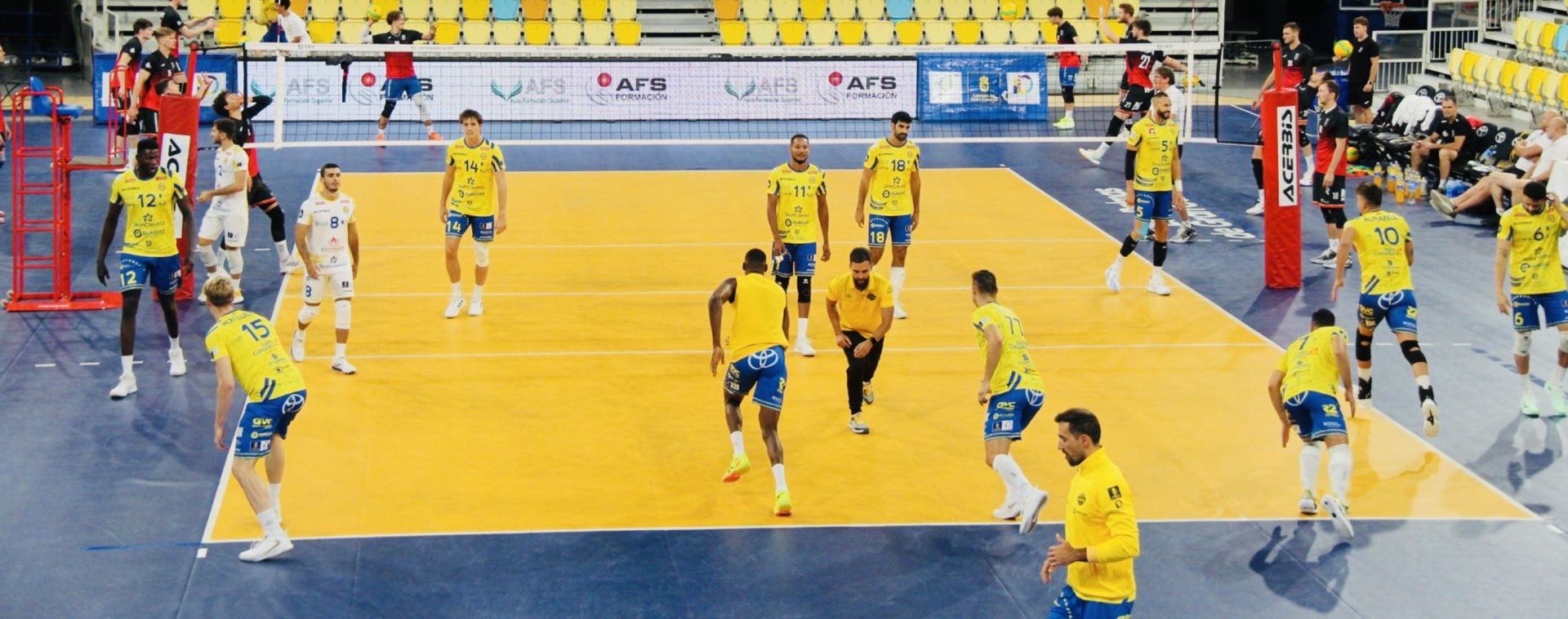 Carreño dirige el calentamiento en un encuentro del Guaguas en el Arena.