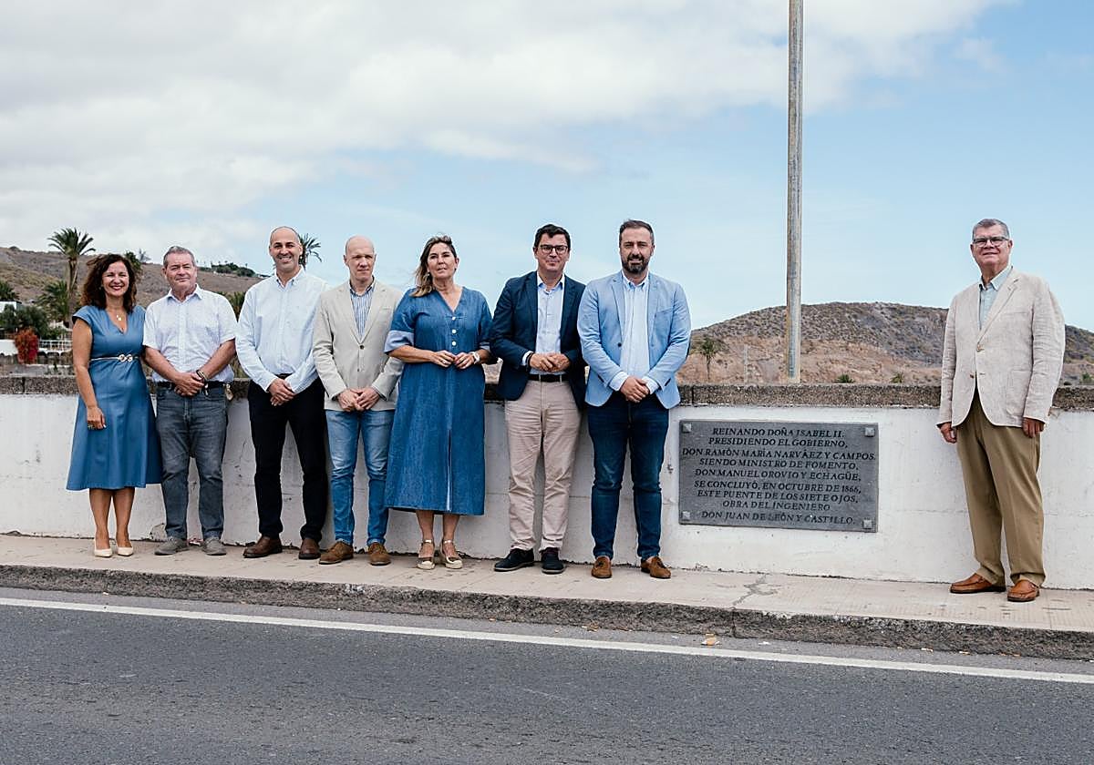 Momento del descubrimiento de la placa en honor a Juan León y Castillo.