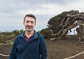 El director del Organismo Autónomo Parques Nacionales (OAPN), Javier Pantoja Trigueros, con una de las emblemáticas sabinas herreñas.