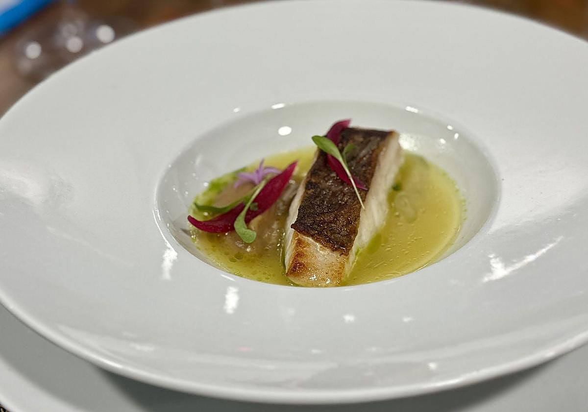 Imagen principal - Pescado, caldo y escaldón de Alonso; Arroz a la cubana de Ferrari y el licor de gofio del sumiller Carlos Peña