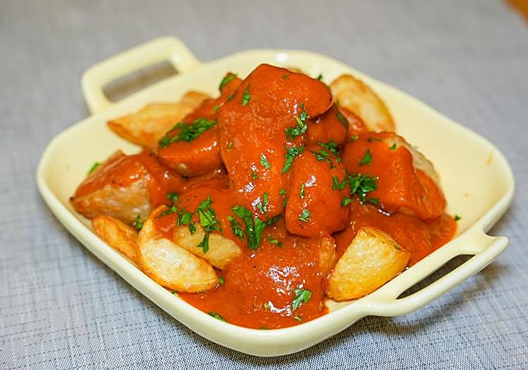 Papas bravas.