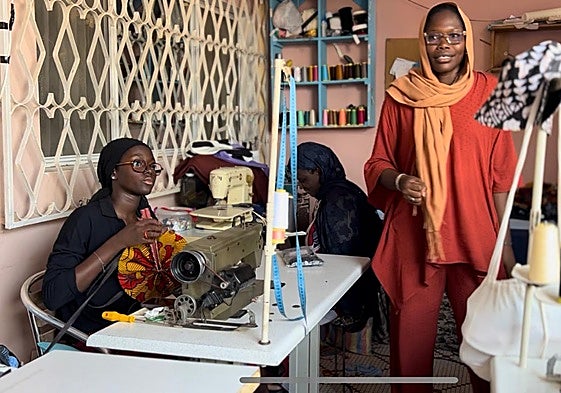 Imagen de chicas mauritanas trabajando en la industria de la moda.