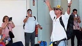 Imagen del canario cantando en el aeropuerto de Barajas.