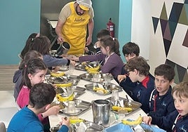 Ausolan y Plátano de Canarias renuevan su alianza para fomentar la fruta producida en España en los comedores escolares