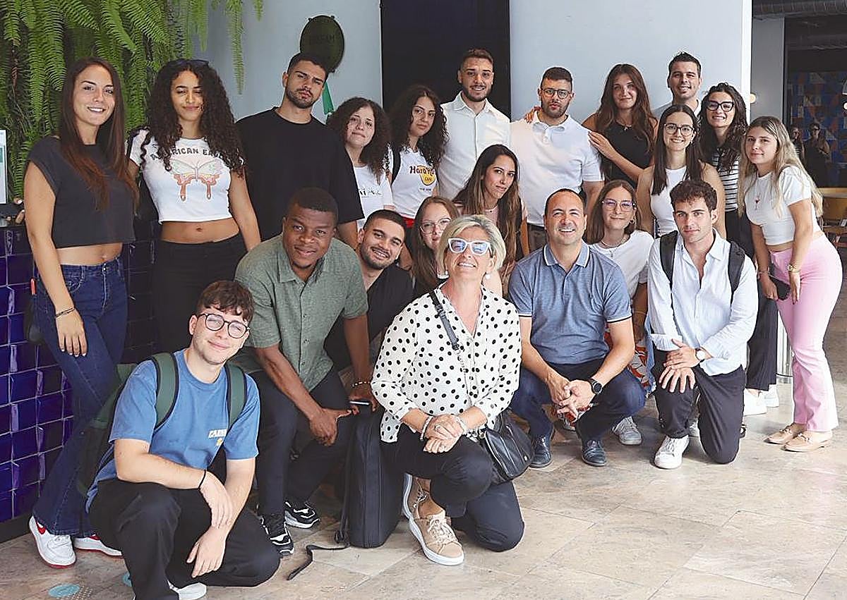 Imagen secundaria 1 - 1.- Estudiantes de la Universidad de Calabria durante una de sus visitas a empresas locales. 2.- Estudiantes italianas disfrutando de un taller deportivo en la playa de Las Canteras.