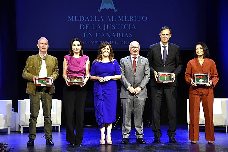 Foto de familia durante el acto de entrega.