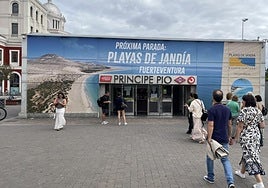 Acceso a la estación del intercambiador de metro y cercanías de Príncipe Pío, en Madrid.