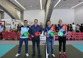 Ángel Sabroso y Poli Suárez en la pista central de Pickleball de ExpoDeca 2025.