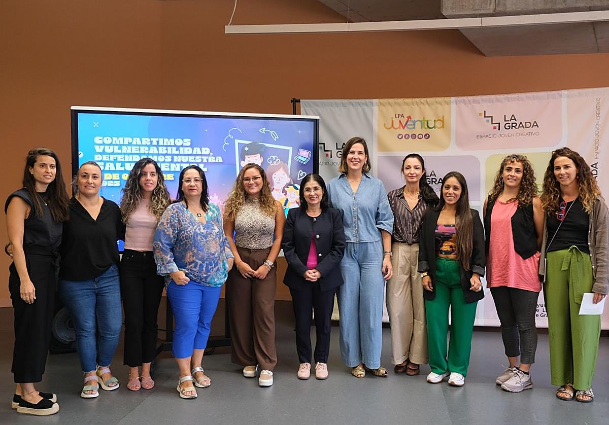 La alcaldesa, Carolina Darias, junto a la concejala de Juventud, Carla Campoamor, y las ponentes de 'Ponte a Cubierto'