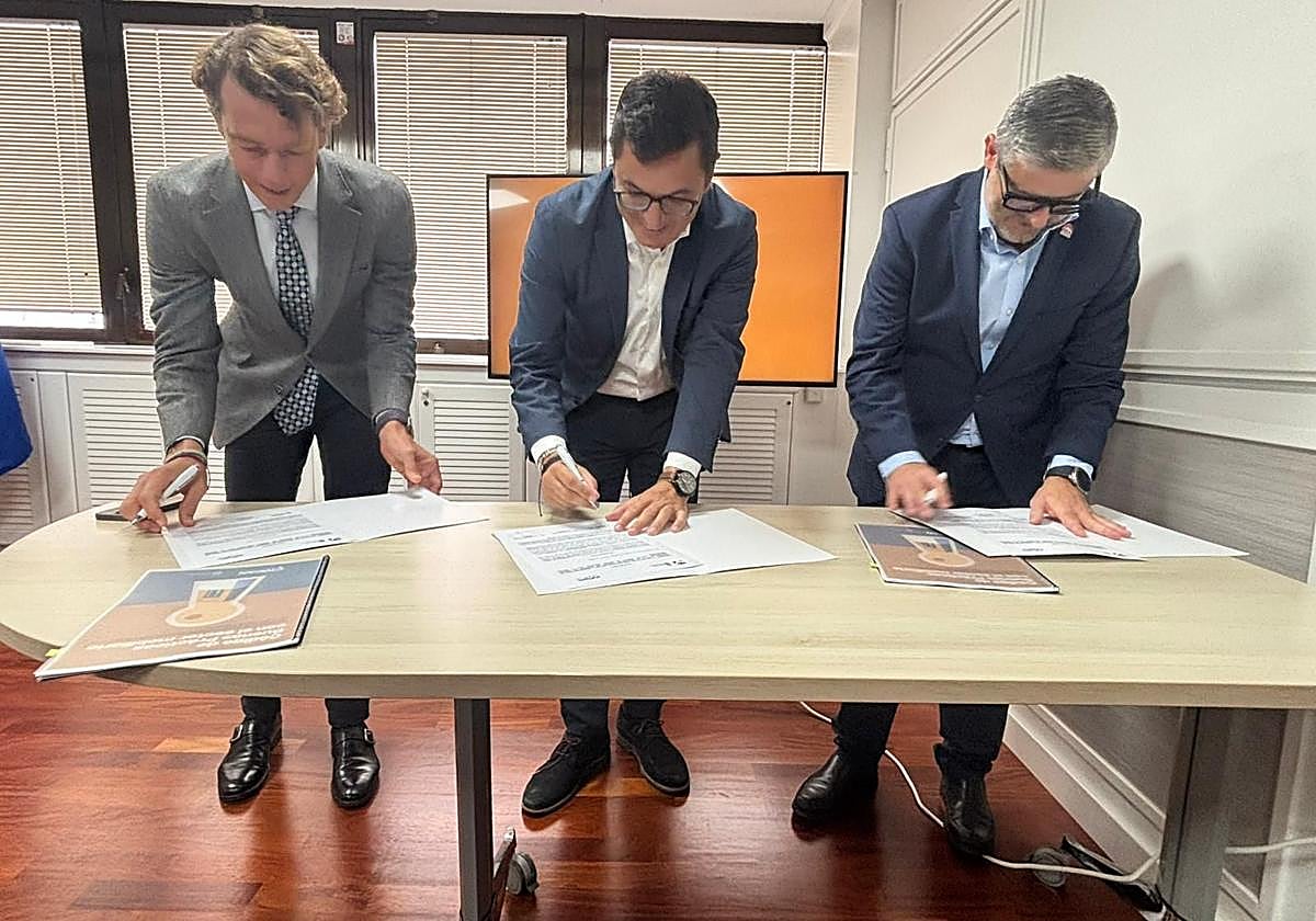 De izquierda a derecha, Javier Terán, Pablo Rodríguez y Rafael Tarajano.