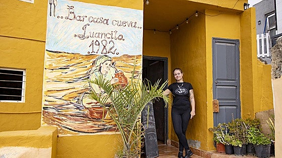 Una de las entradas, que luce una pintura de un artista local, con Jenny, la nueva generación de Juancito.