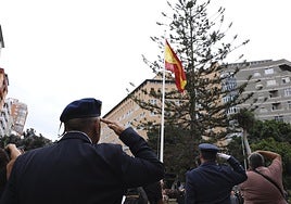 Militar ante la alzada de bandera