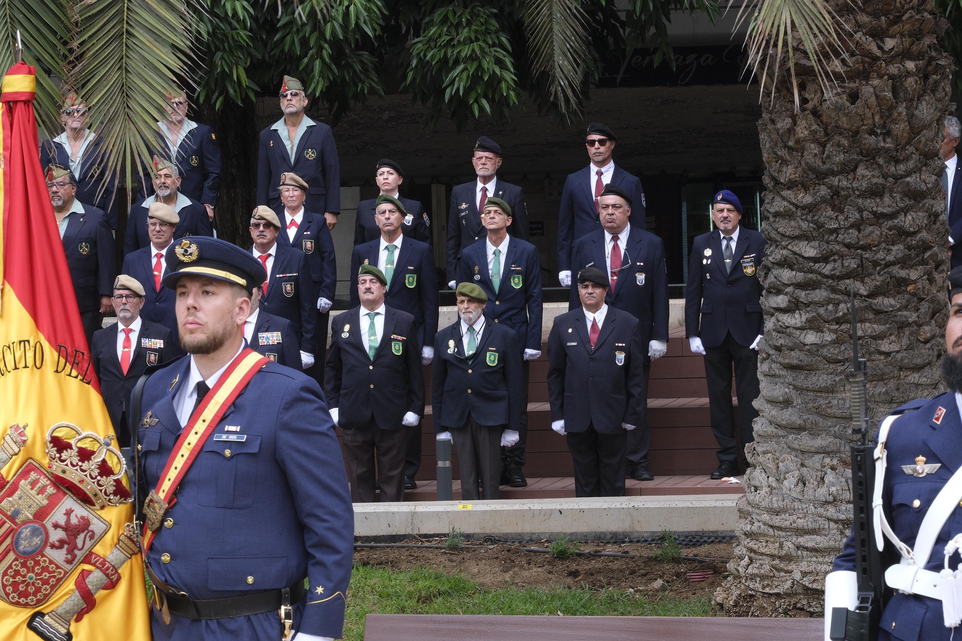 Los tres Ejércitos izan la bandera de España en Las Palmas de Gran Canaria con motivo de la Fiesta Nacional del 12 de octubre