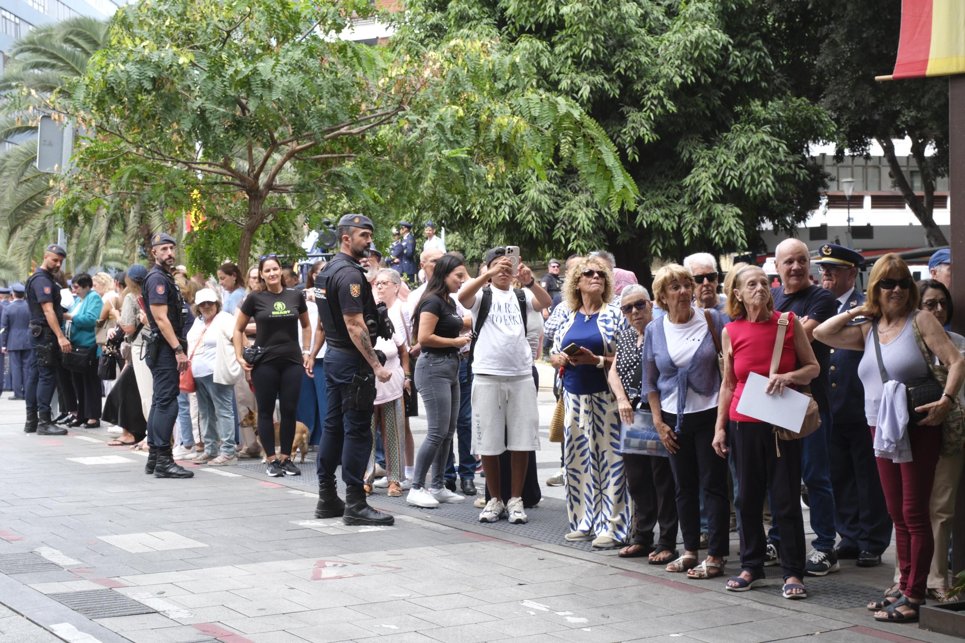 Los tres Ejércitos izan la bandera de España en Las Palmas de Gran Canaria con motivo de la Fiesta Nacional del 12 de octubre