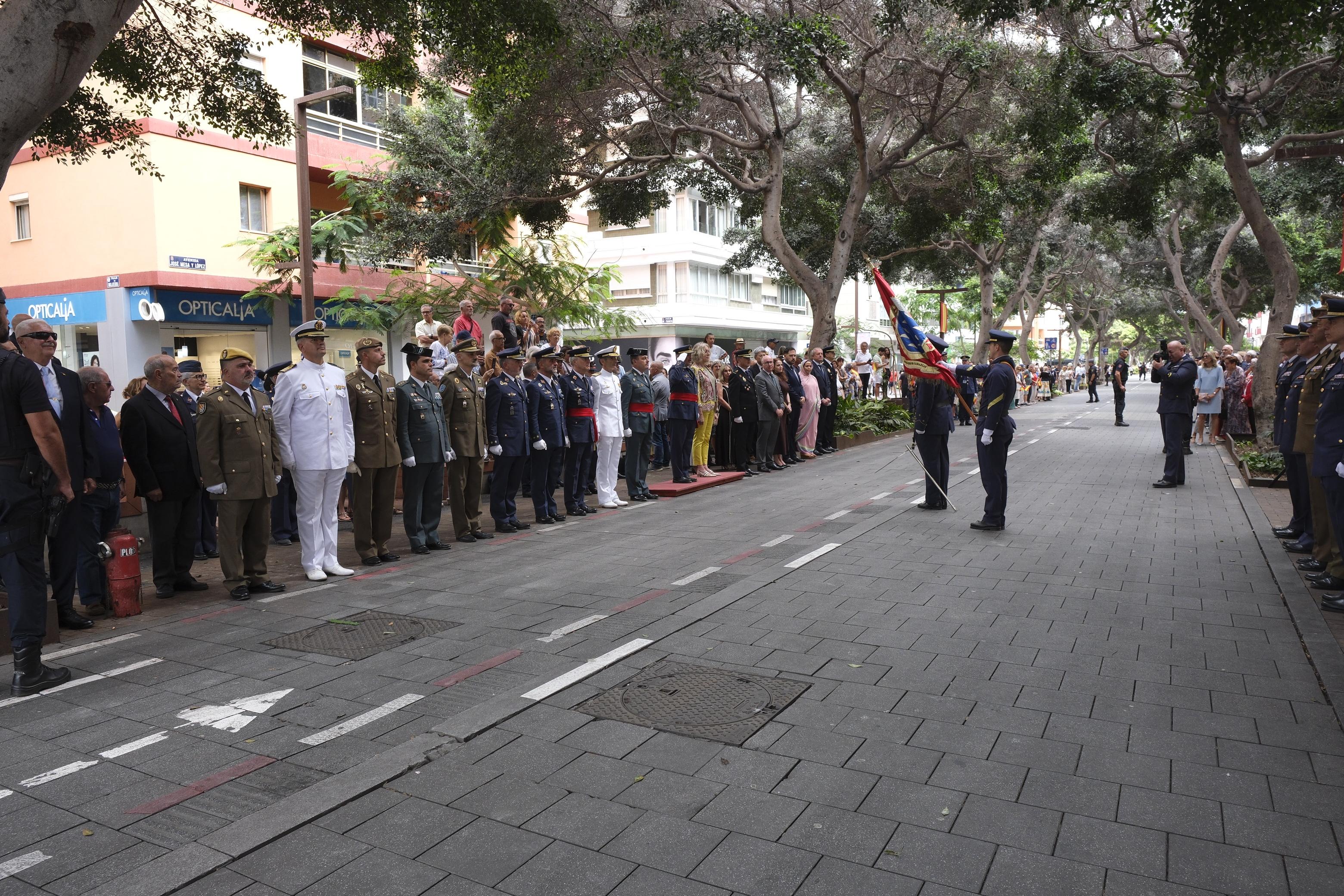 Los tres Ejércitos izan la bandera de España en Las Palmas de Gran Canaria con motivo de la Fiesta Nacional del 12 de octubre