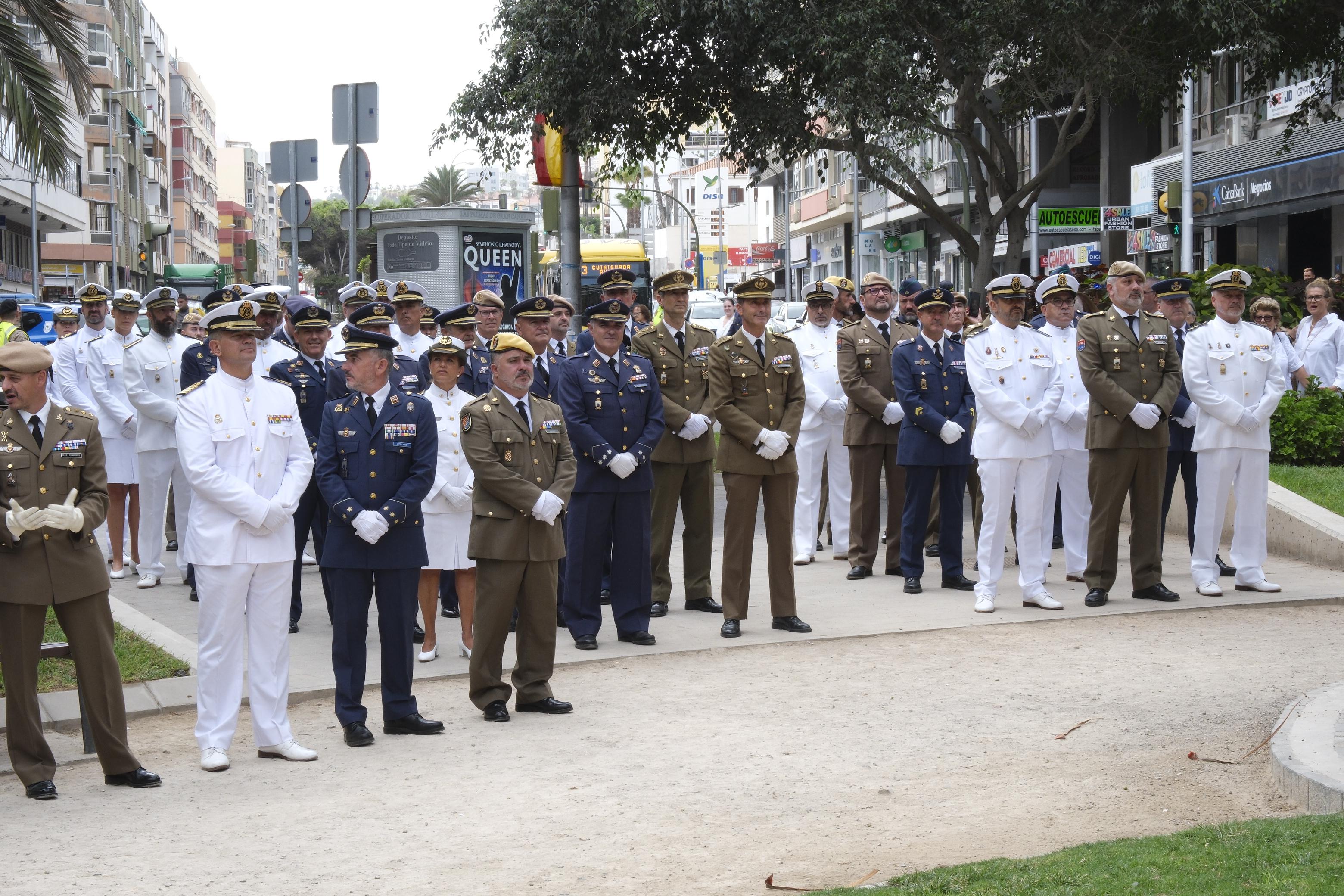 Los tres Ejércitos izan la bandera de España en Las Palmas de Gran Canaria con motivo de la Fiesta Nacional del 12 de octubre
