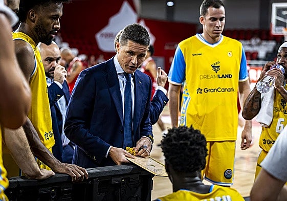 Lakovic, en un pausa táctica durante el pasado encuentro frente al Benfica en la BCL.