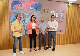 La presidenta Lola García y el consejero de Cultura, Rayco León, entre otros, en la presentación de la 35ª Feria del Libro de Fuerteventura.