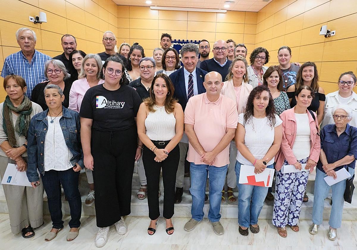 La presidenta Lola García y el consejero Víctor Alonso, con los colectivos sociales.