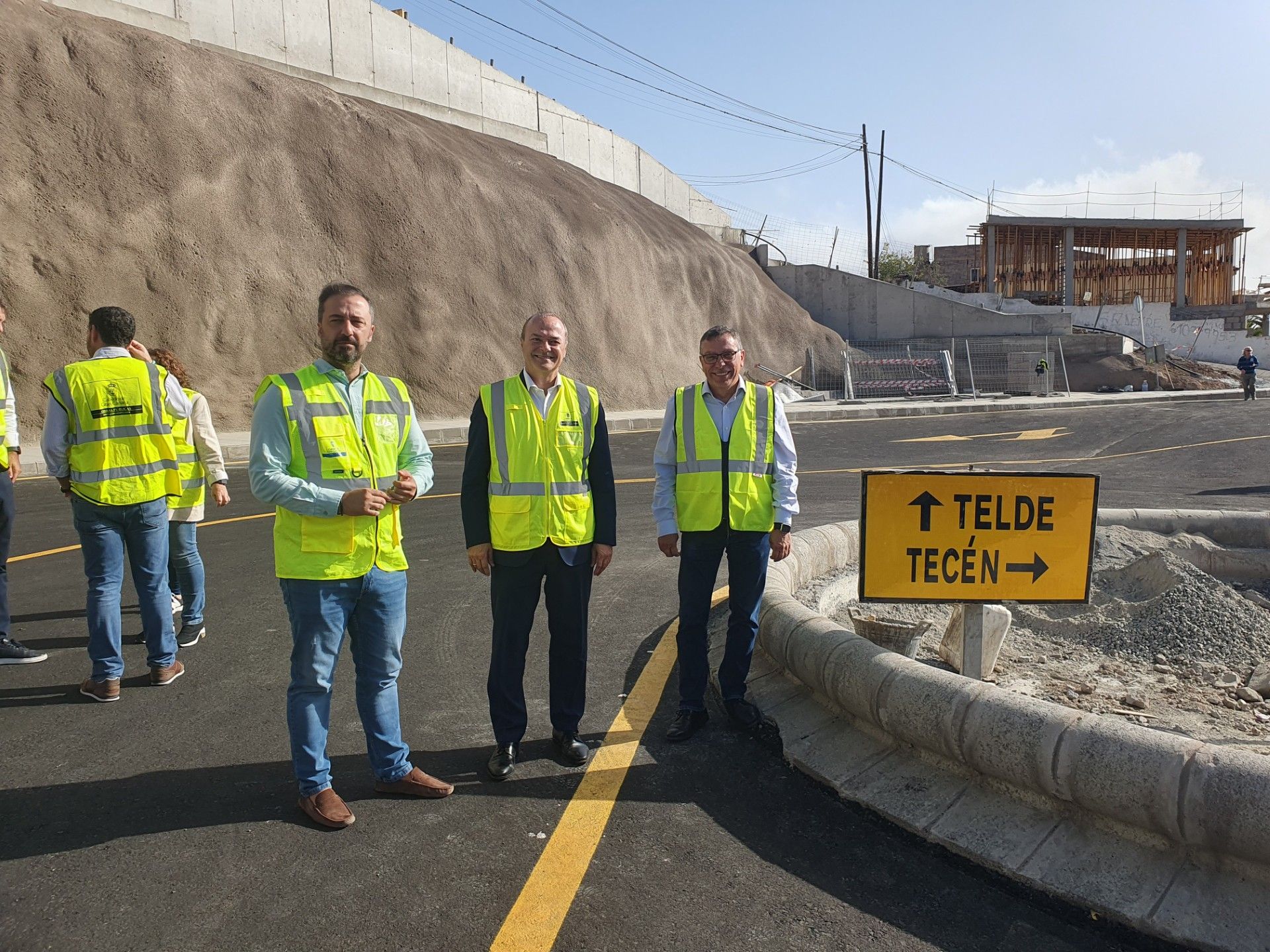 Augusto Hidalgo, consejero del Cabildo, junto a Juan Antonio Peña, alcalde de Telde, y Francisco Atta, alcalde de Valsequillo, al lado de la nueva rotonda de Tecén.