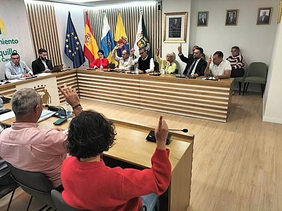 En primer término, de espaldas, Víctor Navarro y Lucía Melián. A la izquierda de la foto, el alcalde, Francisco Atta.