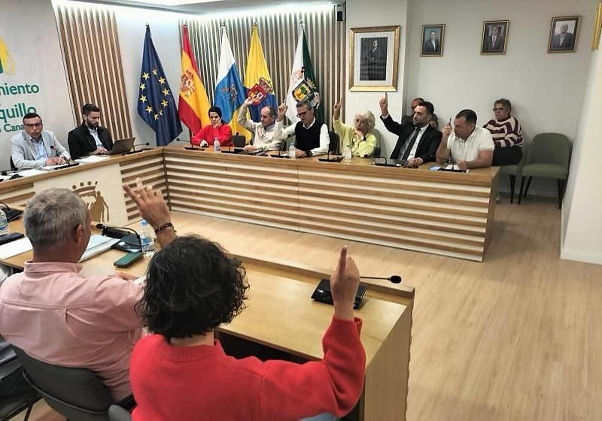 En primer término, de espaldas, Víctor Navarro y Lucía Melián. A la izquierda de la foto, el alcalde, Francisco Atta.