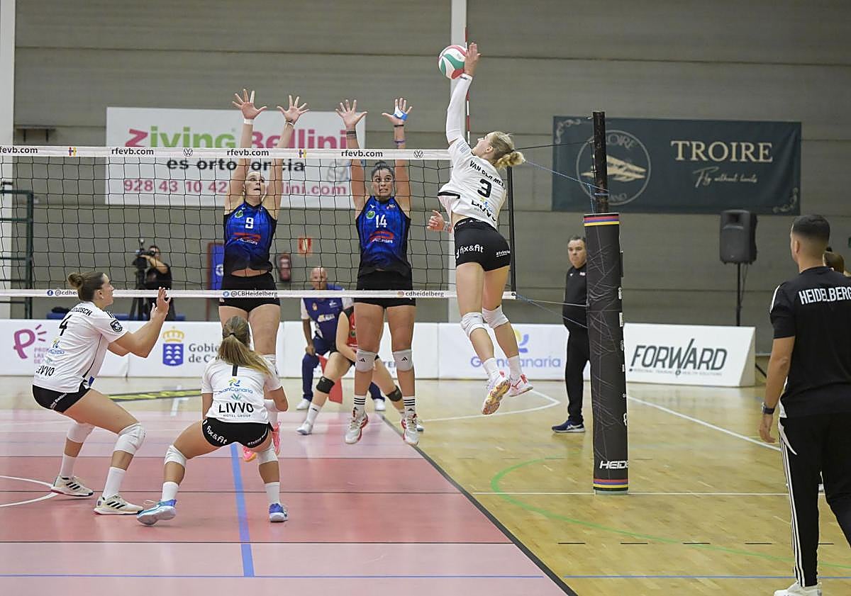 Imagen principal - El Heidelberg Volkswagen arranca la Liga Iberdrola con una cómoda victoria ante Feel Alcobendas (3-0)