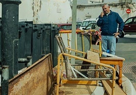 Jacobo Lemes junto a enseres pendientes de recogida.