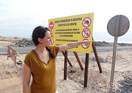 Aceysele Chacón, portavoz de Drago Canarias en Fuerteventura, en el acceso al plan parcial Rosa del Lago, al norte de Puerto Lajas, en el municipio de Puerto del Rosario.