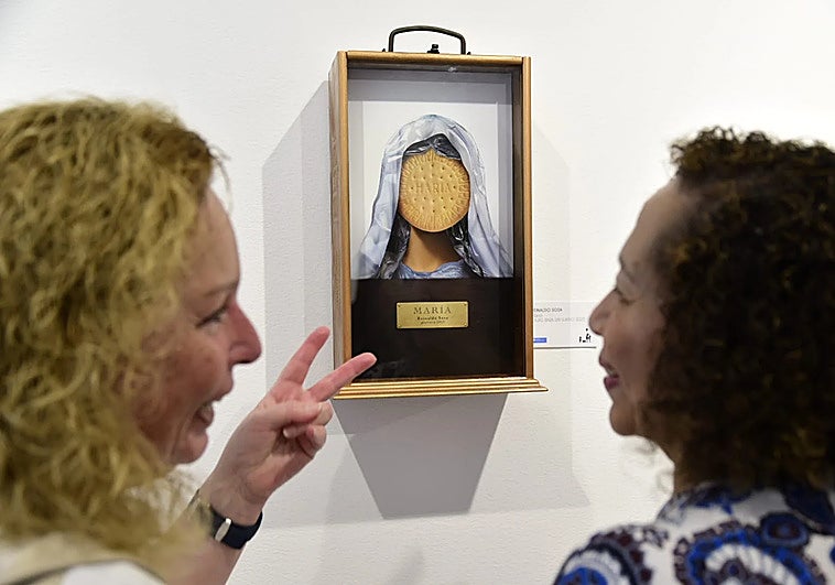 Imagen de personas viendo la exposición 'Cajas para un sueños' en Casa África.