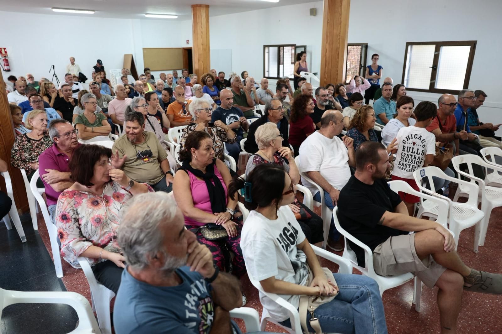 Reunión de los vecinos y del Ayuntamiento por el nuevo deslinde de El Burrero