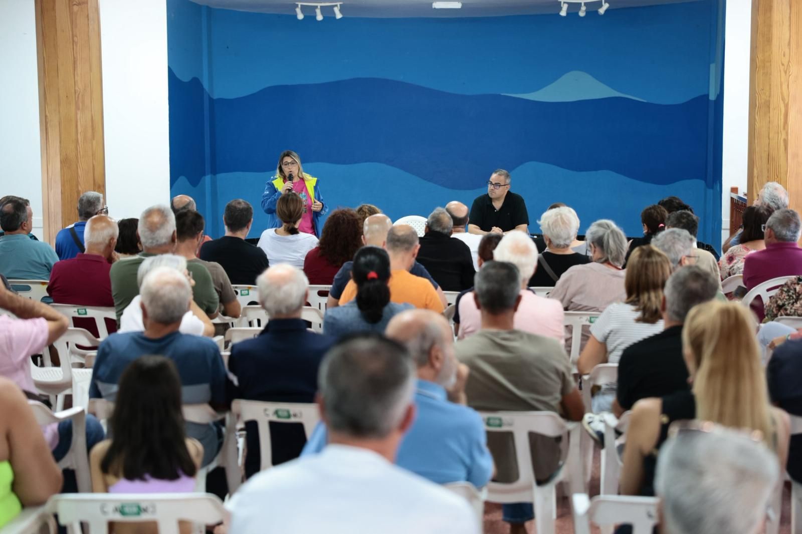 Reunión de los vecinos y del Ayuntamiento por el nuevo deslinde de El Burrero