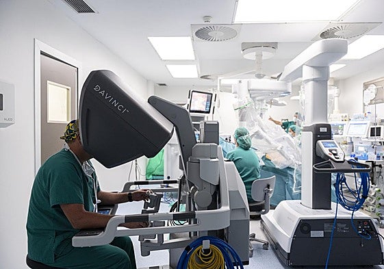 Hospital Universitario Hospiten Rambla, imagen sistema quirúrgico Da Vinci Xi.