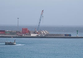 Una grúa realiza la obra inicial de la ampliación del muelle de Puerto del Rosario.