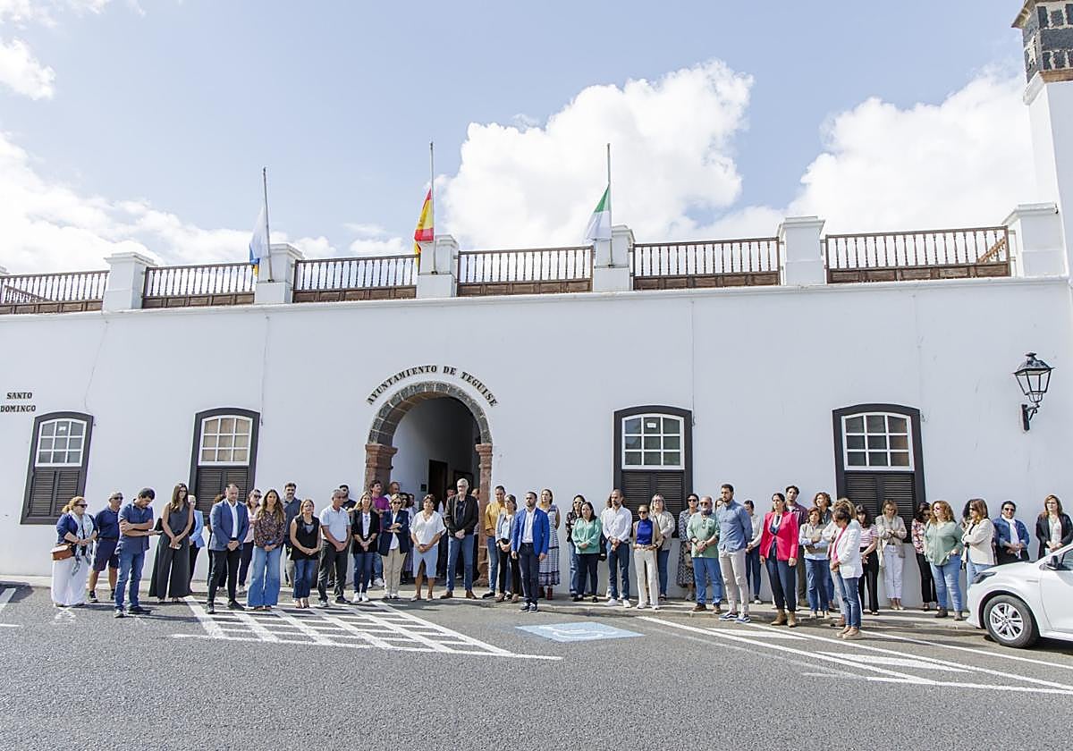 Actividad de residentes de Teguise ante el Ayuntamiento.
