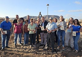 El alcalde Matías Peña y la concejala de Patrimonio Histórico del Ayuntamiento de Antigua, Sandra Torres, con las vecinas y los vecinos de Triquivijate en el Pozo de los Vecinos.