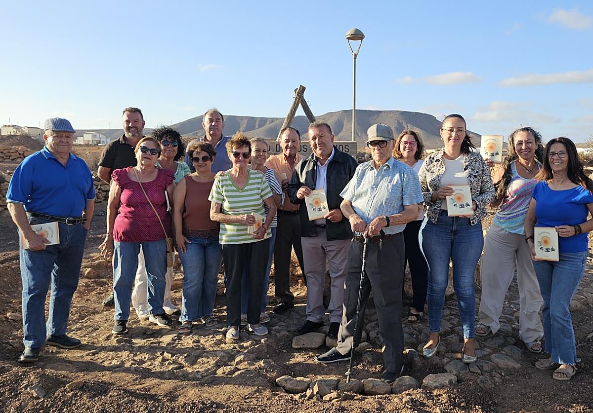 El alcalde Matías Peña y la concejala de Patrimonio Histórico del Ayuntamiento de Antigua, Sandra Torres, con las vecinas y los vecinos de Triquivijate en el Pozo de los Vecinos.